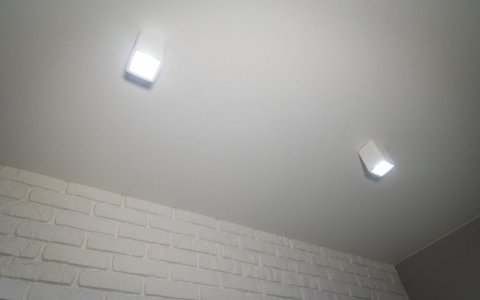 Натяжной потолок с белыми точечными светильниками