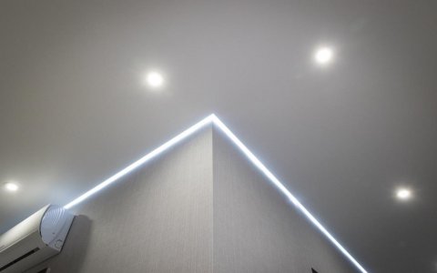 Фото натяжного потолка с точечными светильниками