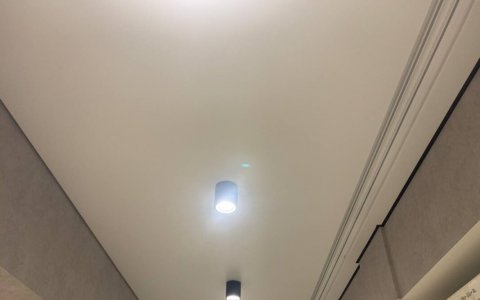 Натяжной потолок с накладными светильниками на балкон