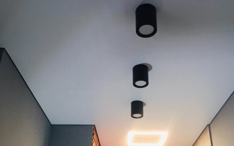 Натяжной потолок с точечными светильниками в коридоре