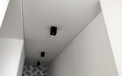Потолок с накладными светильниками в коридор