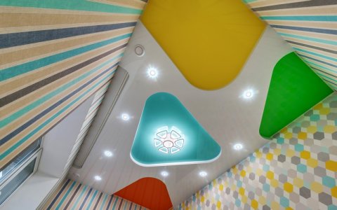 Цветной потолок в детскую комнату