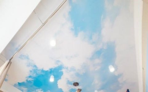 Натяжной потолок небо с облаками в детскую комнату