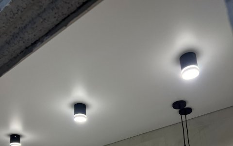 Фото потолка с накладными светильниками в ванной