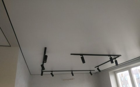 Натяжной потолок с теневым профилем в спальню
