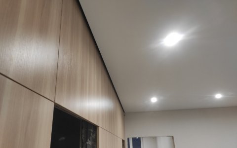 Натяжной потолок с точечными светильниками в спальню