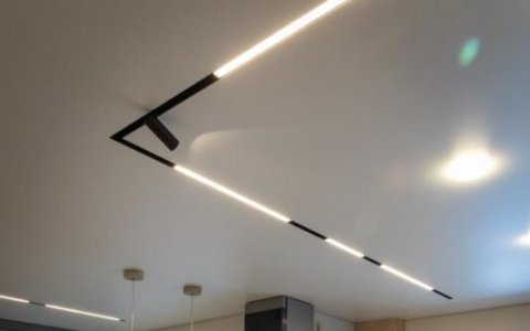 Фото потолка со световыми линиями SLOTT на кухне
