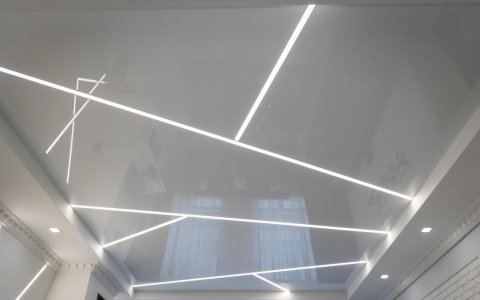 Потолок со световыми линиями в гостиную