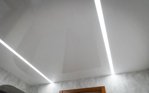Глянцевый потолок со световыми линиями
