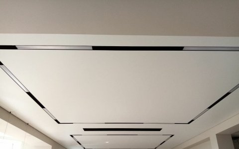 Матовый натяжной потолок в гостиную
