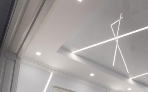 Потолок двухуровневый со световыми линиями