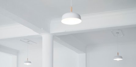 Глянцевый белый натяжной потолок с подсветкой