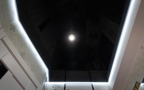 Чёрный глянцевый натяжной потолок