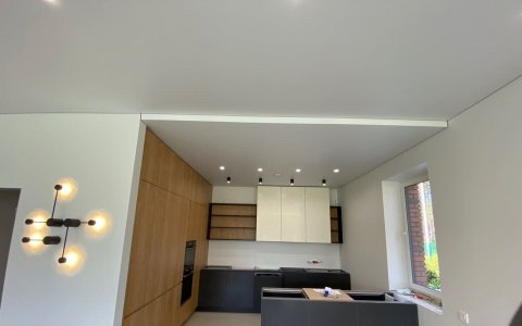 Пример натяжного потолка на кухню