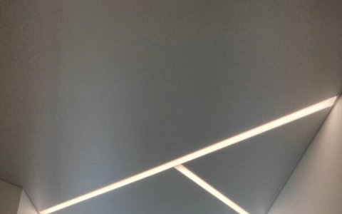 Фото потолка со световыми линиями в коридоре