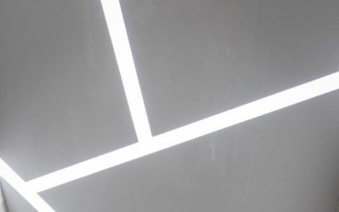 Натяжной потолок со световыми линиями в коридор