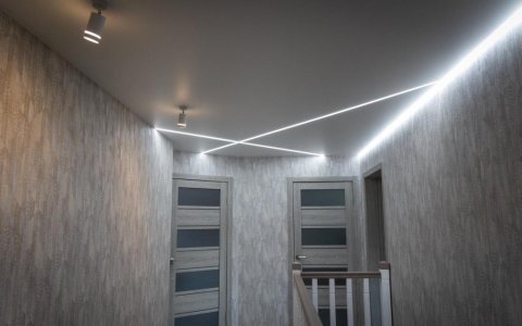 Фото сатинового натяжного потолка со световыми линиями
