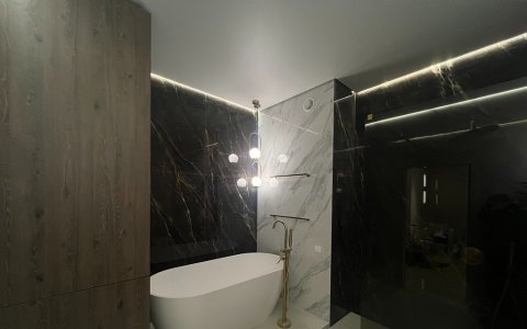 Современный потолок в ванную