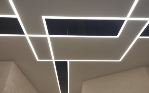 Натяжной потолок со световыми линиями в зал