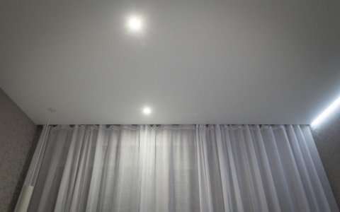 Потолок со скрытым карнизом для штор в спальню