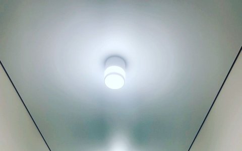 Белый натяжной потолок в коридор