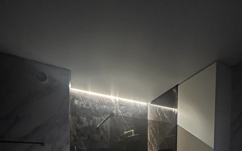 Натяжной потолок с подсветкой в ванную комнату