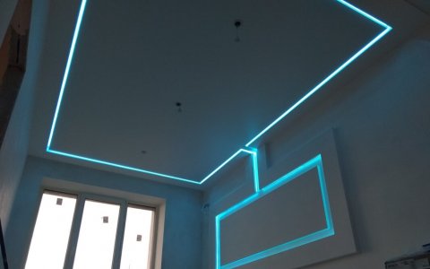 Потолок с подсветкой в зал