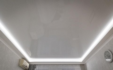 Глянцевый потолок с подсветкой