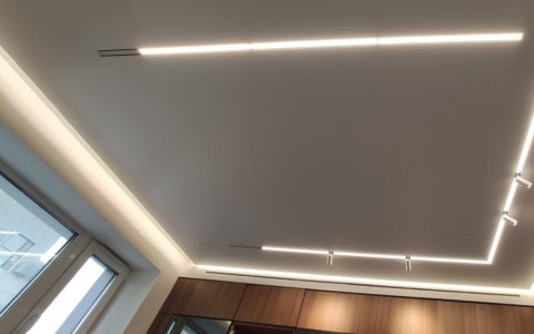 Фото потолка со световыми линиями на кухне