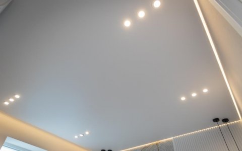 Натяжной потолок с подсветкой на кухню