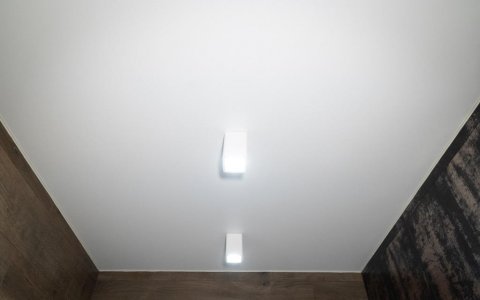 Матовый потолок с точечными светильниками
