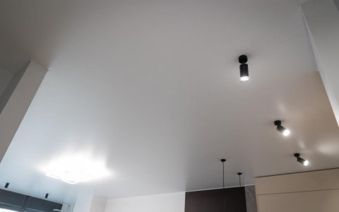 Тканевый потолок с трековыми светильниками