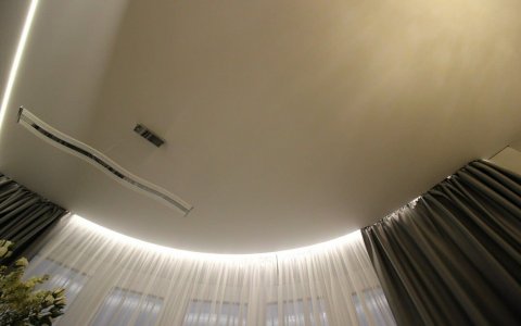 Пример парящего натяжного потолка в гостиную