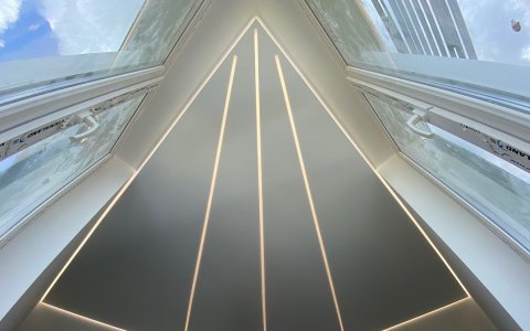 Пример потолка со световыми линиями